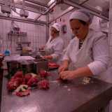...cos� entriamo nel laboratorio per andare a scovare due operaie all'opera: la 30enne Aurelia e la 38enne Enza